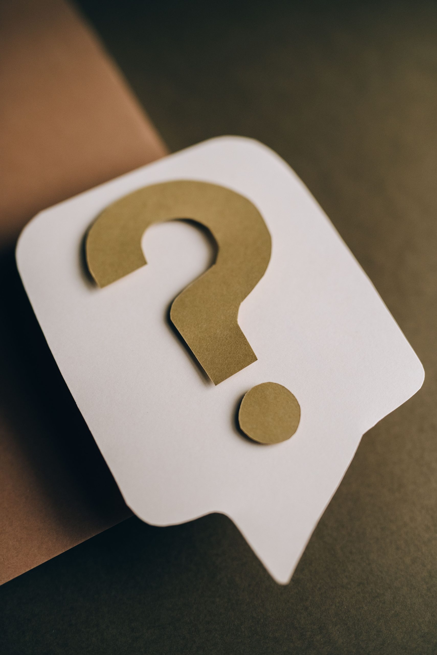 Accueil Artistic paper craft of a question mark symbol on a textured green surface. Ideal for conceptual projects.